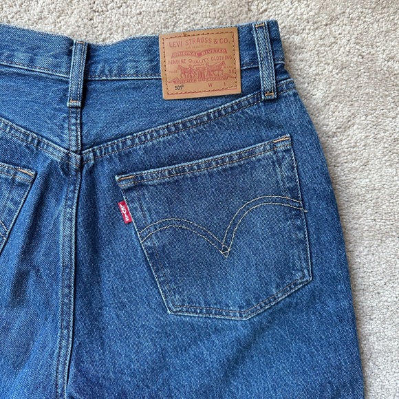 Levi’s 501 Original Fit Women’s Jeans in Medium Wash - Picture 7 of 11